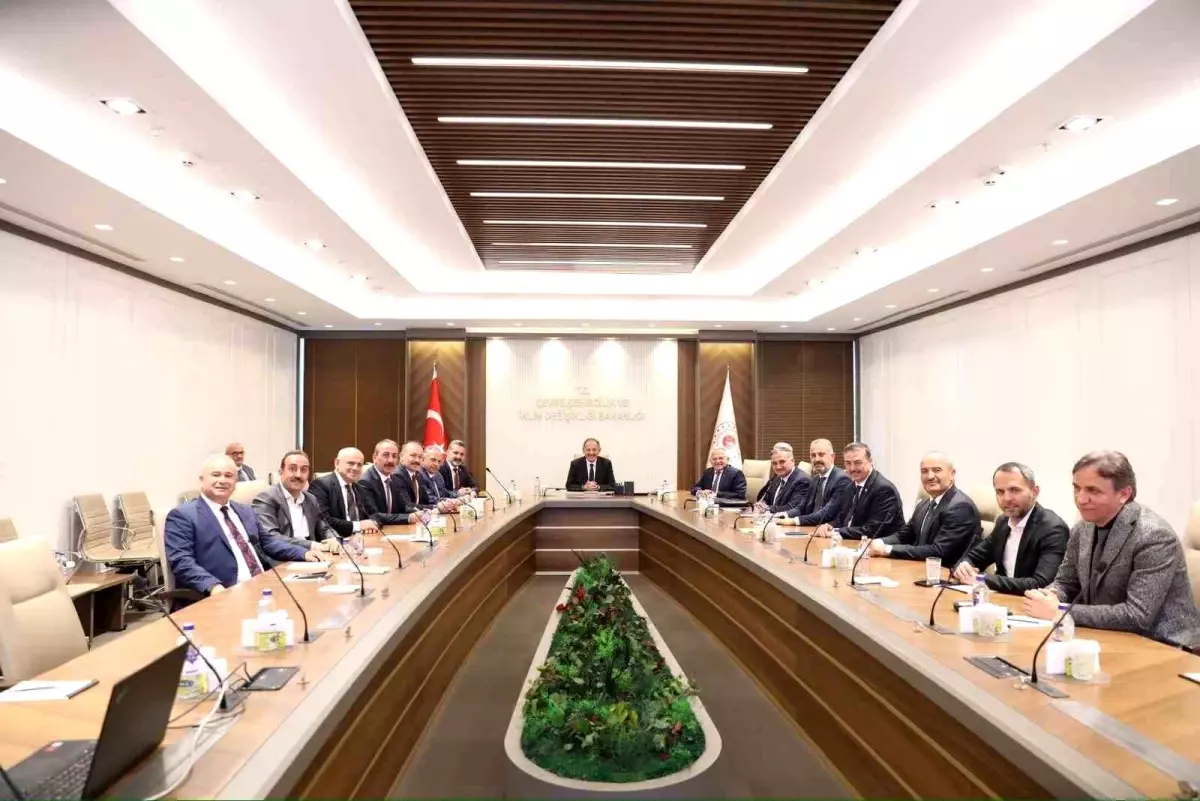 Kayseri Büyükşehir Belediye Başkanı Mehmet Özhaseki\'yi ziyaret etti