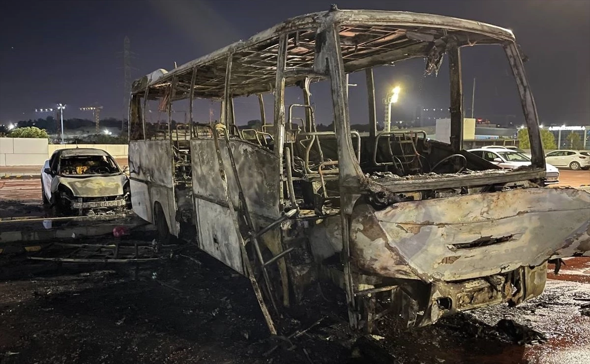 Bayrampaşa\'da İSPARK Otoparkında Yangın: İki Araç Kullanılamaz Hale Geldi