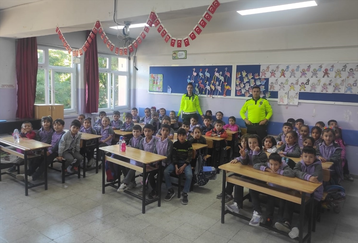 Beypazarı\'nda polisten öğrencilere trafik eğitimi