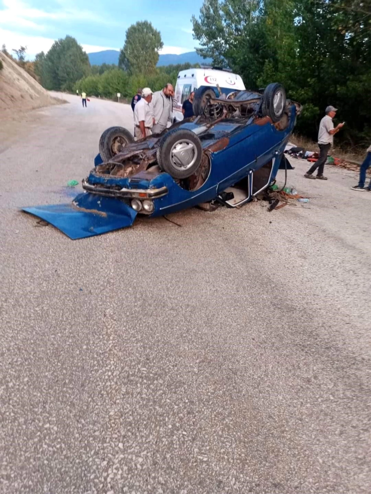 Burdur Gölhisar\'da Otomobil Takla Attı: 3 Yaralı