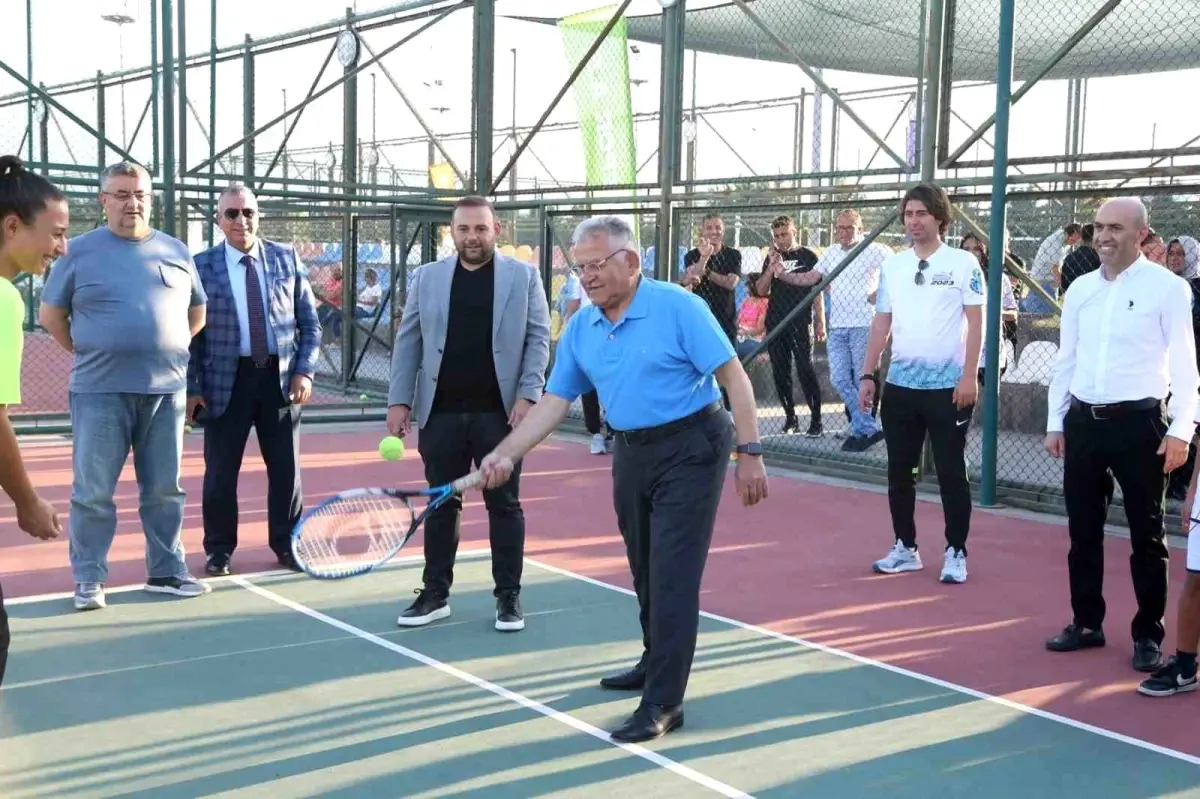 Kayseri Büyükşehir Belediyesi Tenis Defi Ligi\'nde Sporcuları Tebrik Ediyor