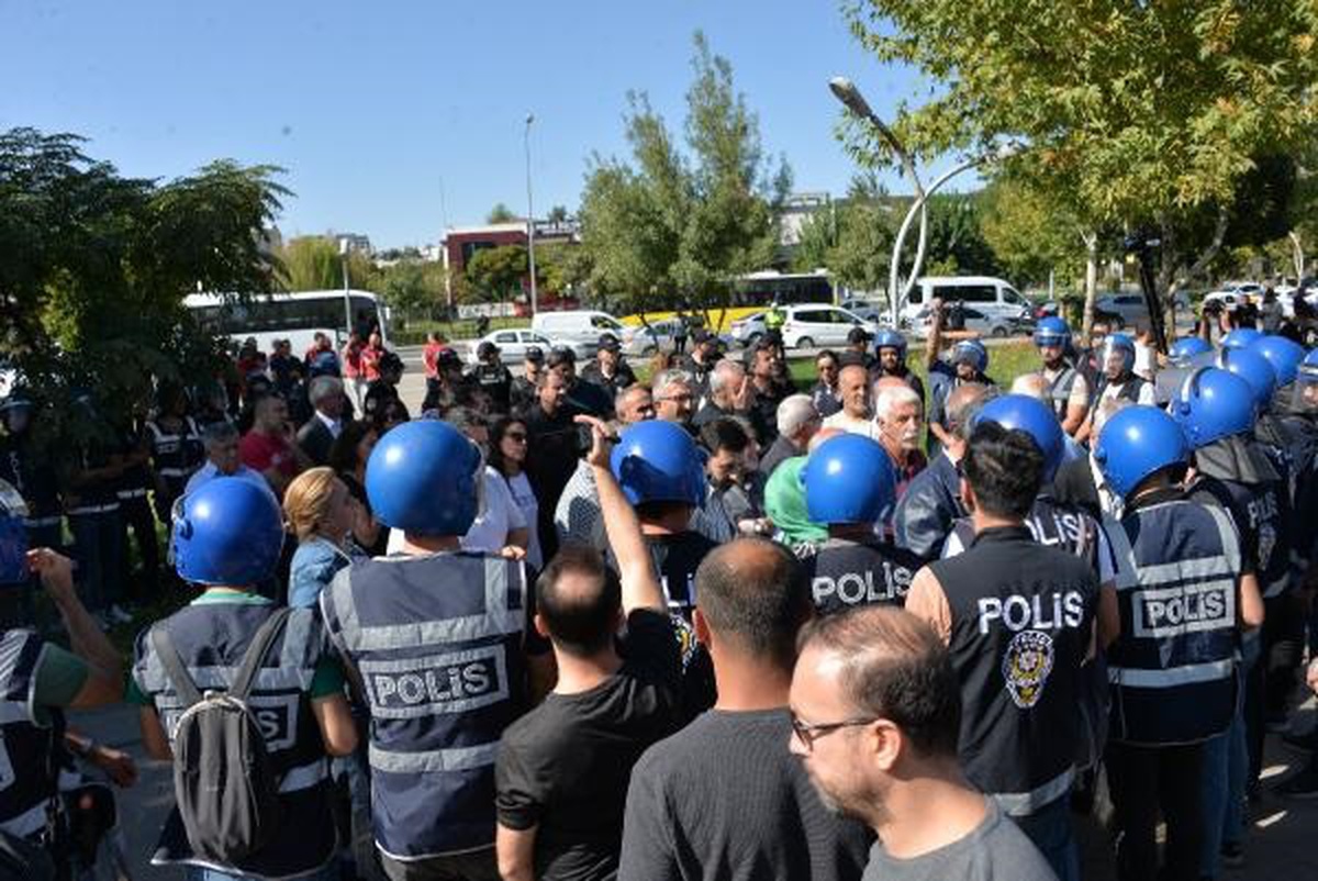 Diyarbakır\'da İzinsiz Basın Açıklamasına Polis Müdahalesi