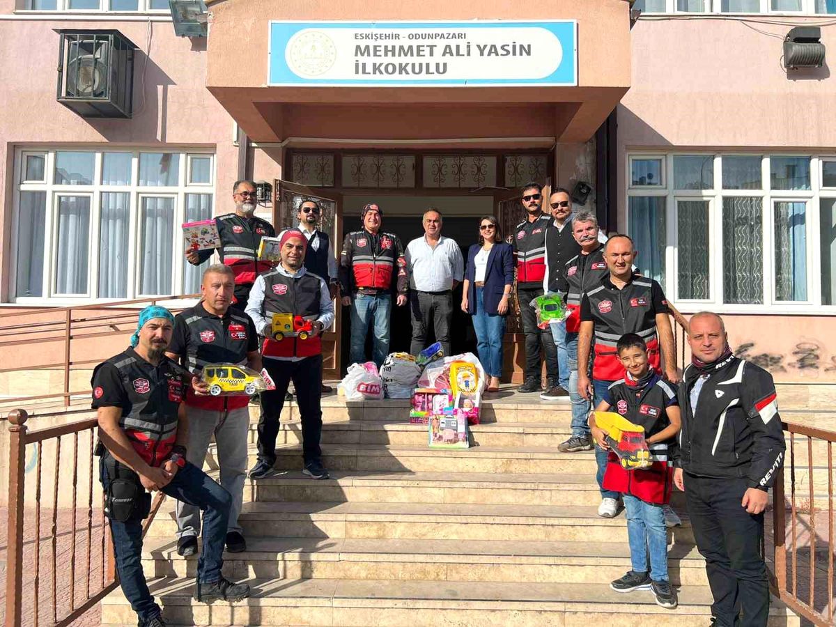 Eskişehir\'de Motor Derneği ve İlgili Babalar Platformu Oyuncak Dağıttı