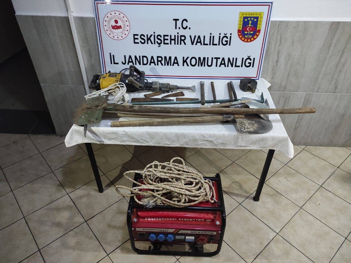 Eskişehir\'de Kaçak Kazı Yapan 5 Şüpheli Suçüstü Yakalandı