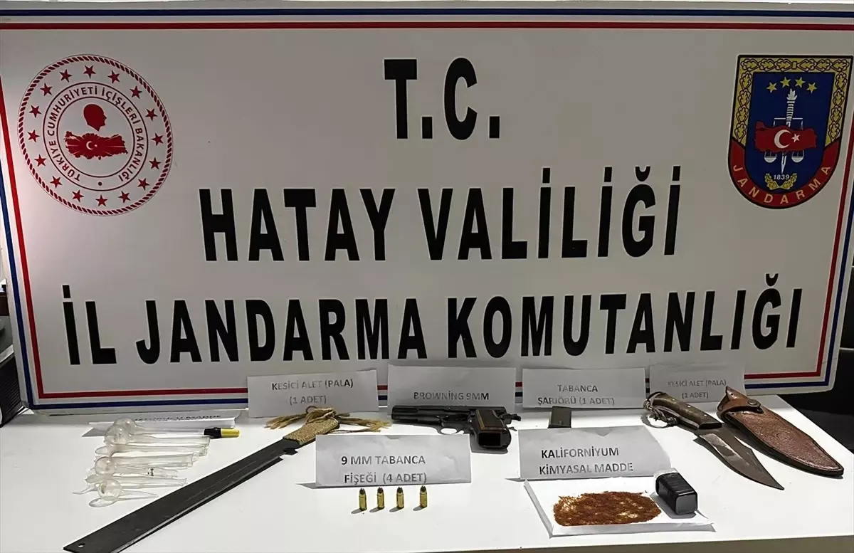 Hatay\'da uyuşturucu ve kaçakçılık operasyonunda silah ve kimyasal madde ele geçirildi