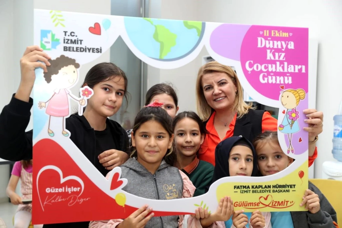 İzmit Belediye Başkanı Fatma Kaplan Hürriyet, kız çocuklarıyla bir araya gelerek hediyeler verdi