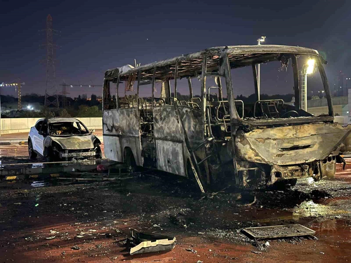 Bayrampaşa\'da İSPARK\'ta Yangın: Servis Aracı ve Otomobil Kullanılamaz Hale Geldi