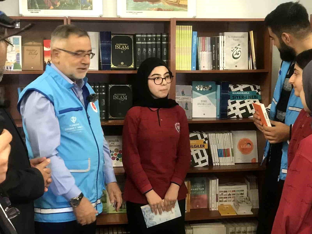 İstanbul\'da öğrencilere kitap dağıtıldı