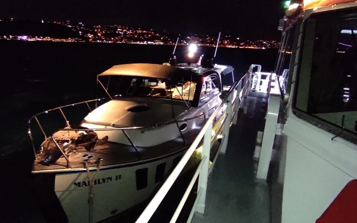 İstanbul Boğazı\'nda arızalanarak sürüklenen tekne kurtarıldı