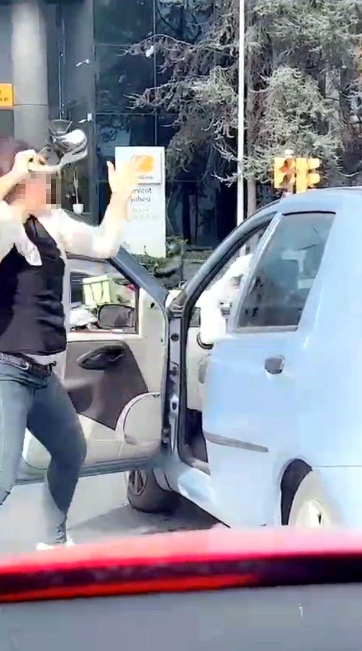 Levent\'te Trafikte Kadına Saldırı: Maganda Sürücü Yakalandı