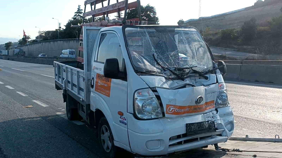 Gebze\'de kamyonetin tıra çarpması sonucu 1 kişi yaralandı