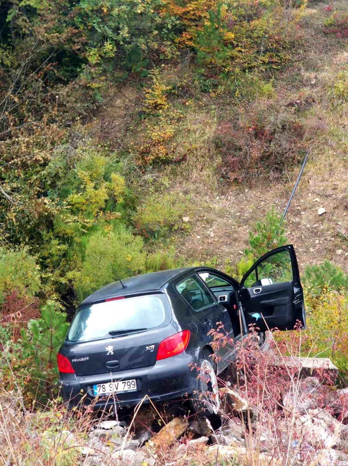 Safranbolu\'da Otomobil Şarampole Uçtu: Sürücü Yaralandı