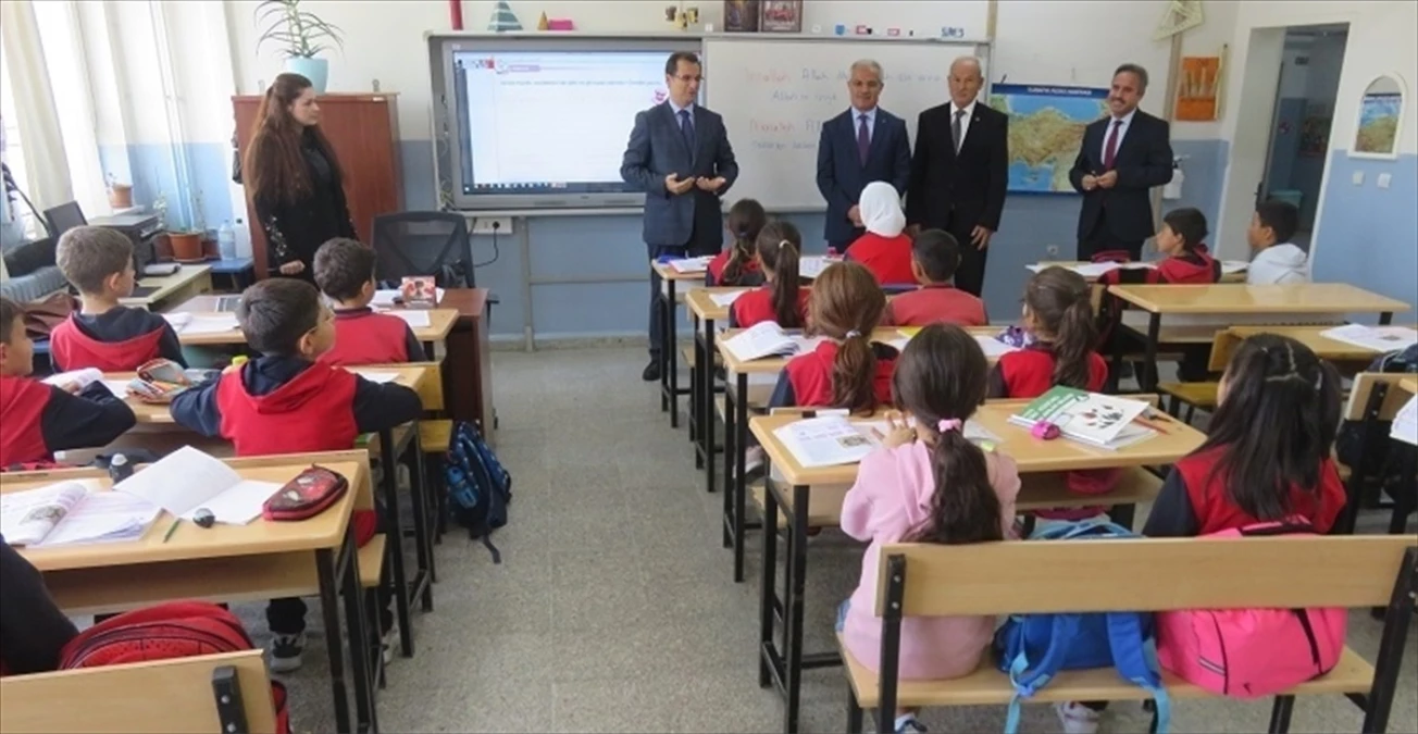 Merzifon Kaymakamı Ali Güldoğan, köyleri ve okulları ziyaret ediyor