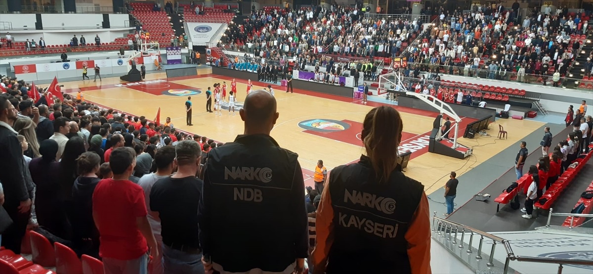 Kayseri\'de Narkotik Polisleri Basketbolseverlere Uyuşturucuyla Mücadele Broşürü Dağıttı