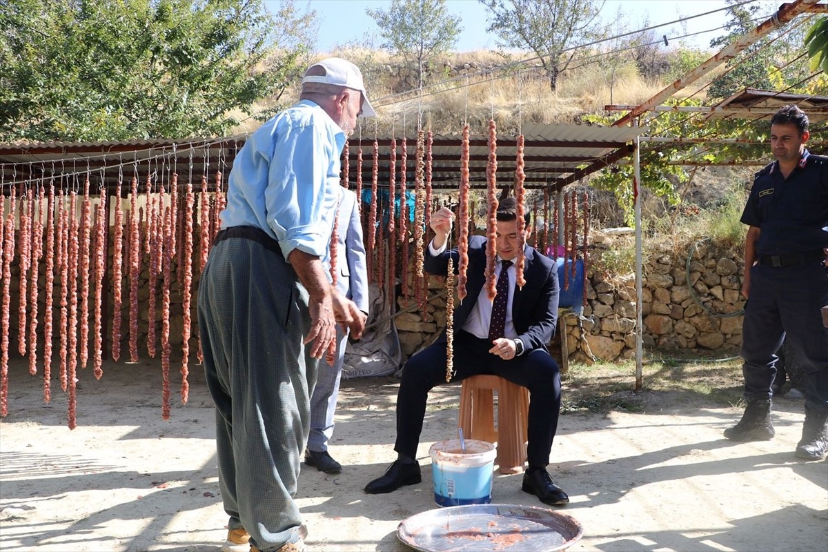 Keban Kaymakamı Furkan Atalık, Göldere köyünde orcik yapımını yerinde gördü
