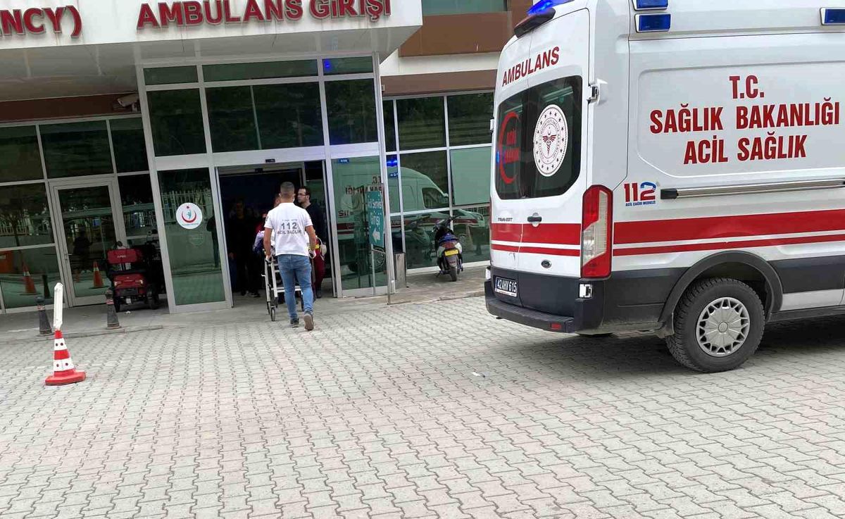 Konya\'da Otomobil Şarampole Devrildi: 2 Yaralı
