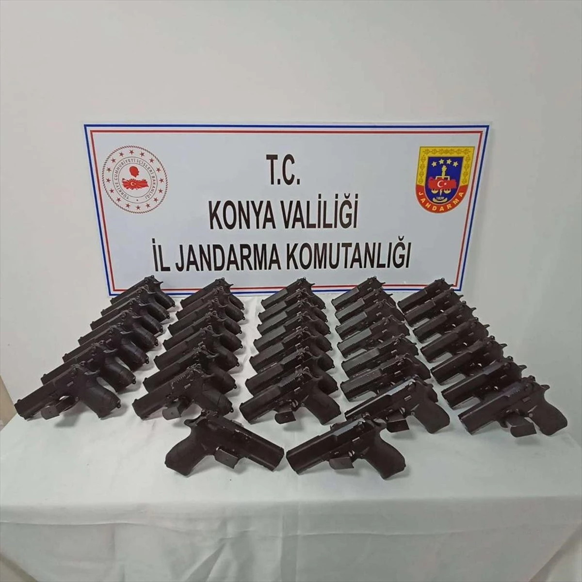 Konya\'da Jandarma Operasyonunda Silah ve Uyuşturucu Satıcılarına Darbe
