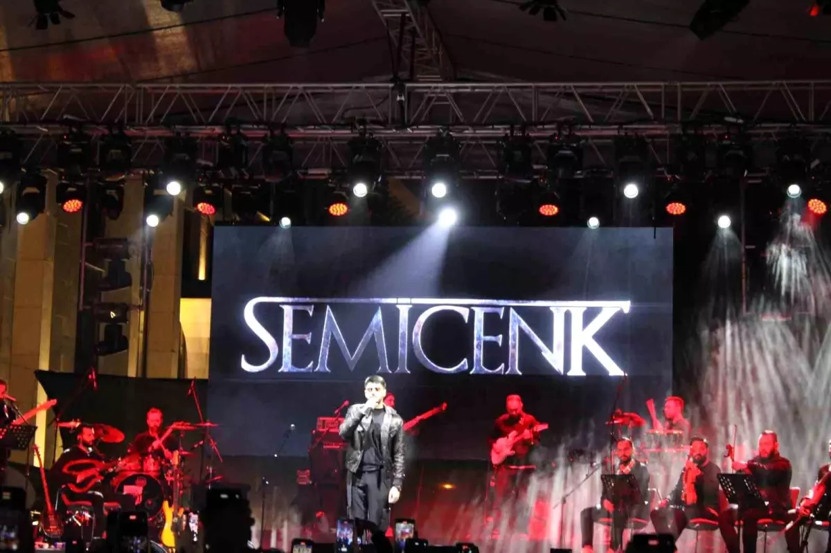 Semicenk, Kütahya\'da Binlerce Kişiye Konser Verdi