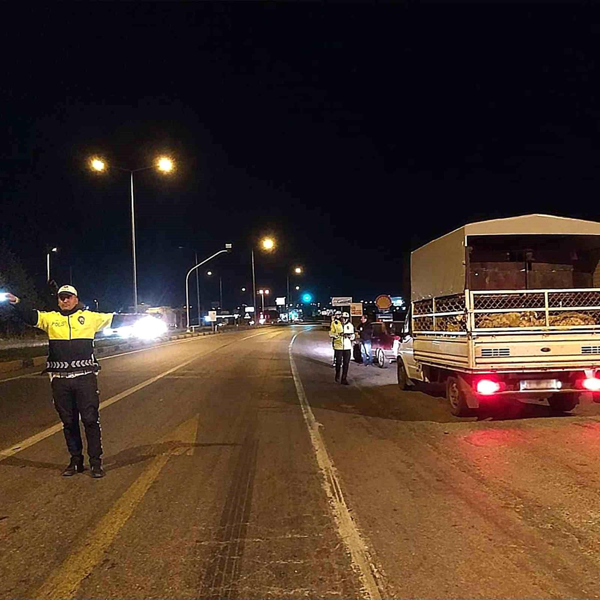 Manisa\'da Gerçekleştirilen Güven Huzur Uygulamalarında 15 Şahıs Yakalandı