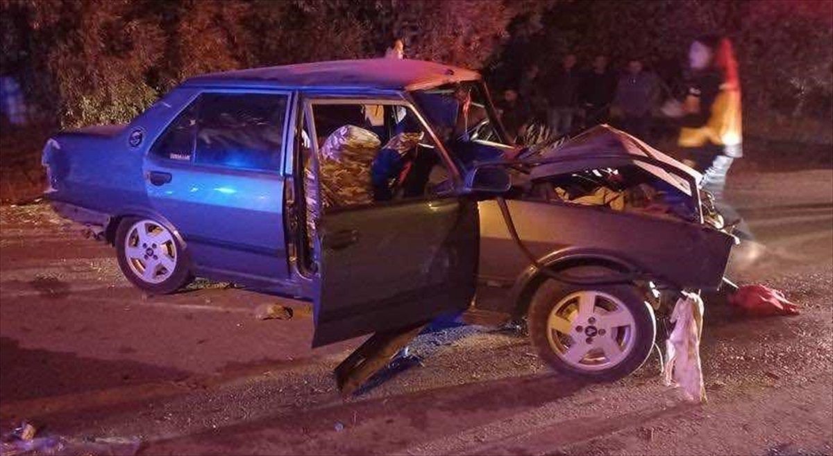 Manisa\'da Zeytin Ağacına Çarpan Otomobil Kazası: 1 Ölü, 3 Yaralı