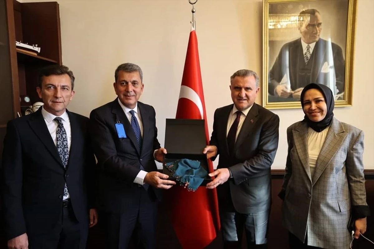 Nallıhan Belediye Başkanı İsmail Öntaş, Gençlik ve Spor Bakanı Osman Aşkın Bak\'ı ziyaret etti