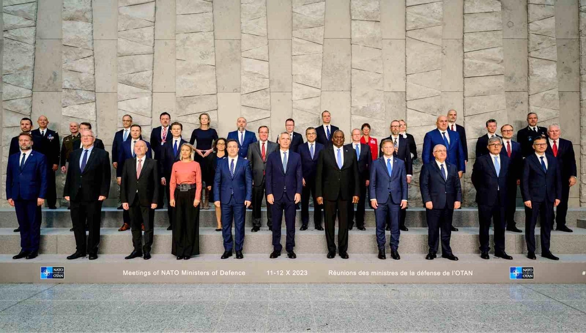NATO Savunma Bakanları Toplantısı\'nda Aile Fotoğrafı Çekimi Yapıldı