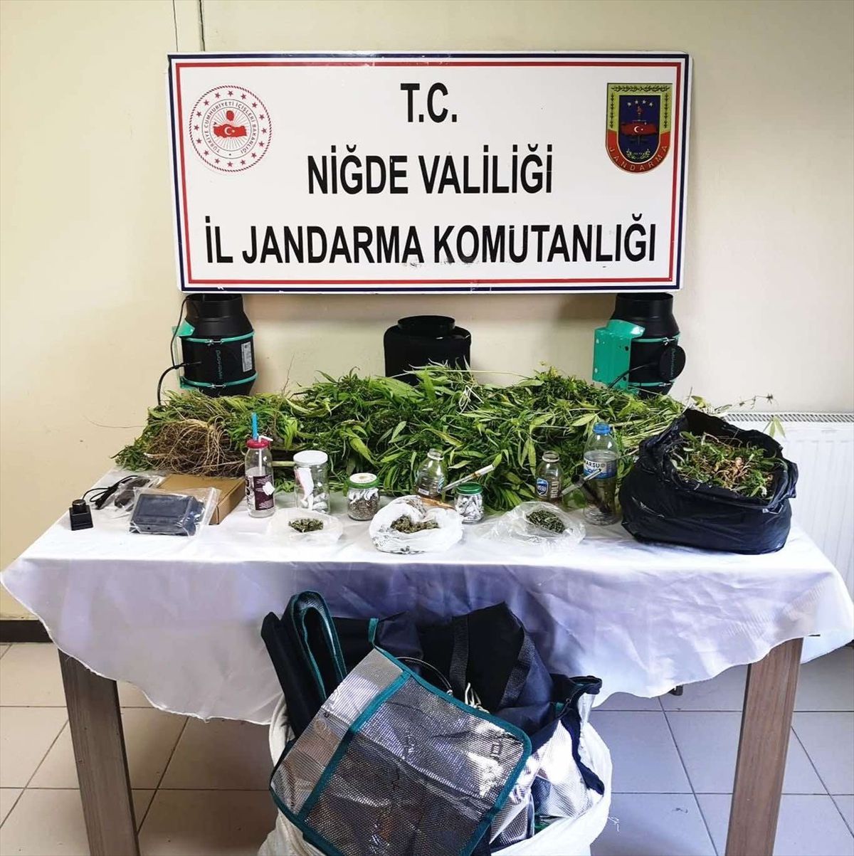 Niğde\'de Uyuşturucu Operasyonu: 1 Kilo 200 Gram Kubar Esrar Ele Geçirildi