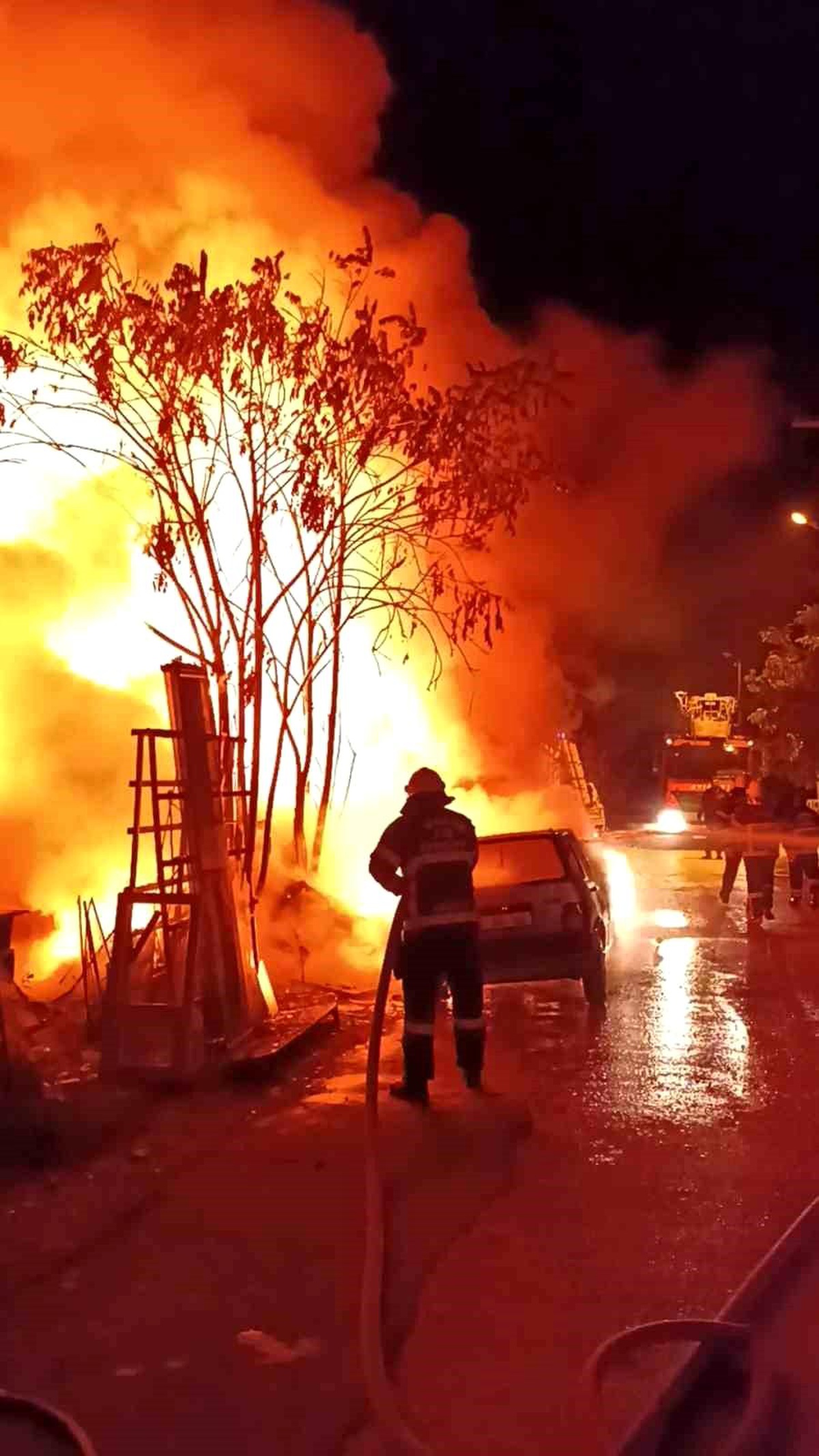 Burdur\'da Sanayi Sitesinde Yangın: 30 Ton Tahta ve 1 Otomobil Kül Oldu