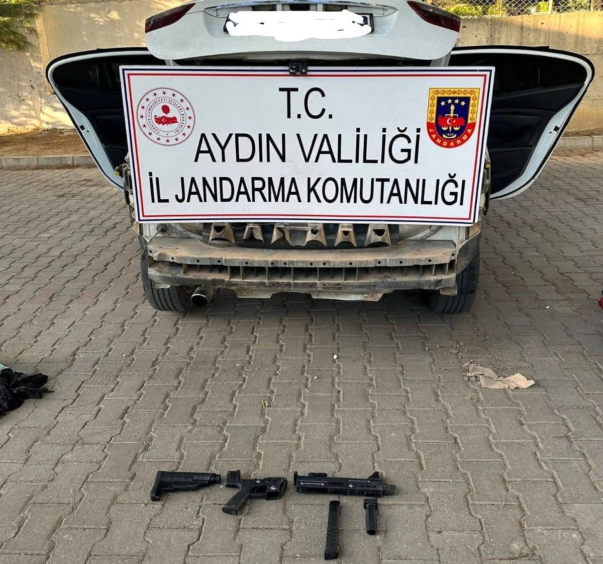 Aydın\'da Otomobilde Gizlenmiş Makinalı Tabanca Ele Geçirildi