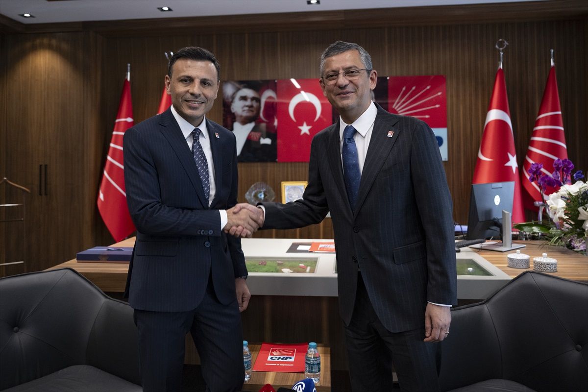 Özgür Özel, İstanbul İl Başkanı Özgür Çelik\'i ziyaret etti