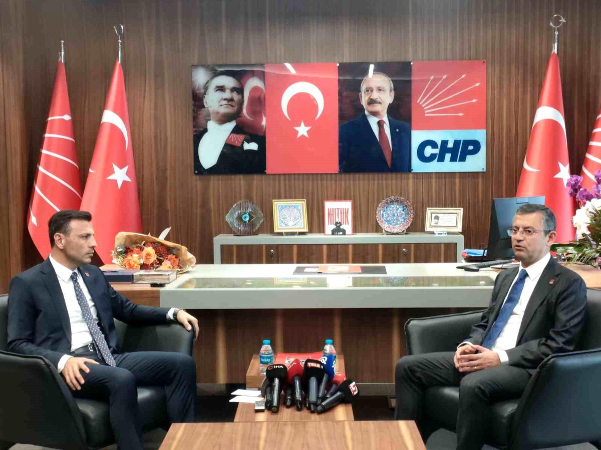 Özgür Özel\'den CHP İl Başkanı Özgür Çelik\'e tebrik ziyareti