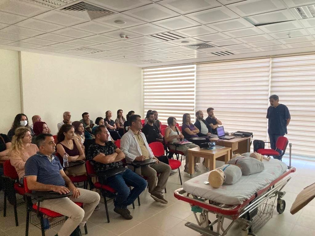 Antalya\'da Acil Tıp Uzmanı Dr. Halil Alışkan, sağlık çalışanlarına eğitim verdi