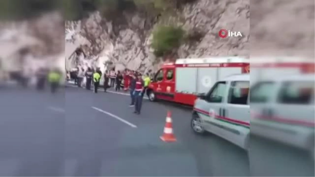 Sakar rampasında kaza: Eşya yüklü kamyon virajı alamadı, dağa çarptı