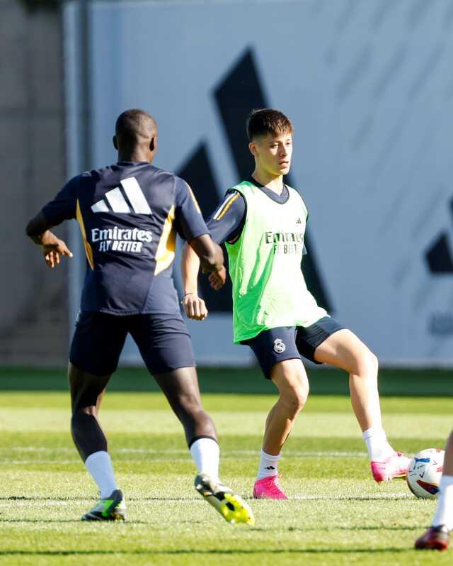 Sakatlıkların peşini bırakmadığı Arda Güler, Real Madrid'de antrenmanlara tekrar başladı