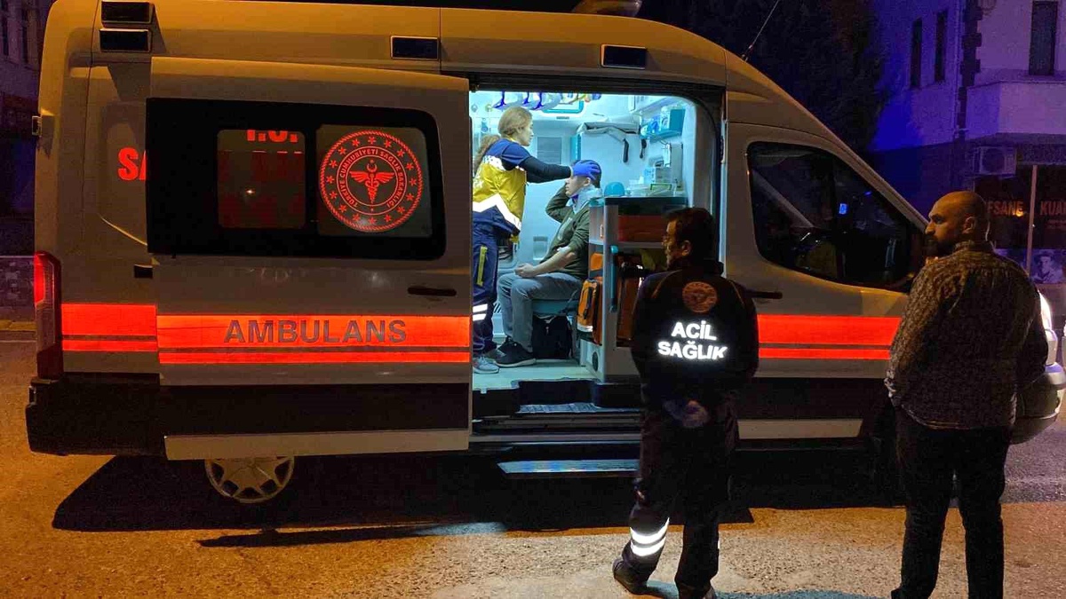 Kartepe\'de servis minibüsü ile otomobil çarpıştı: 3 yaralı