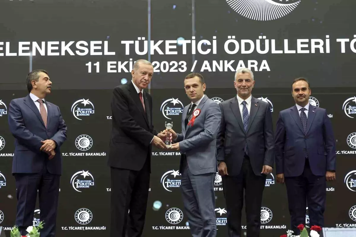 SUBÜ\'lü akademisyene ödülünü Cumhurbaşkanı Erdoğan takdim etti