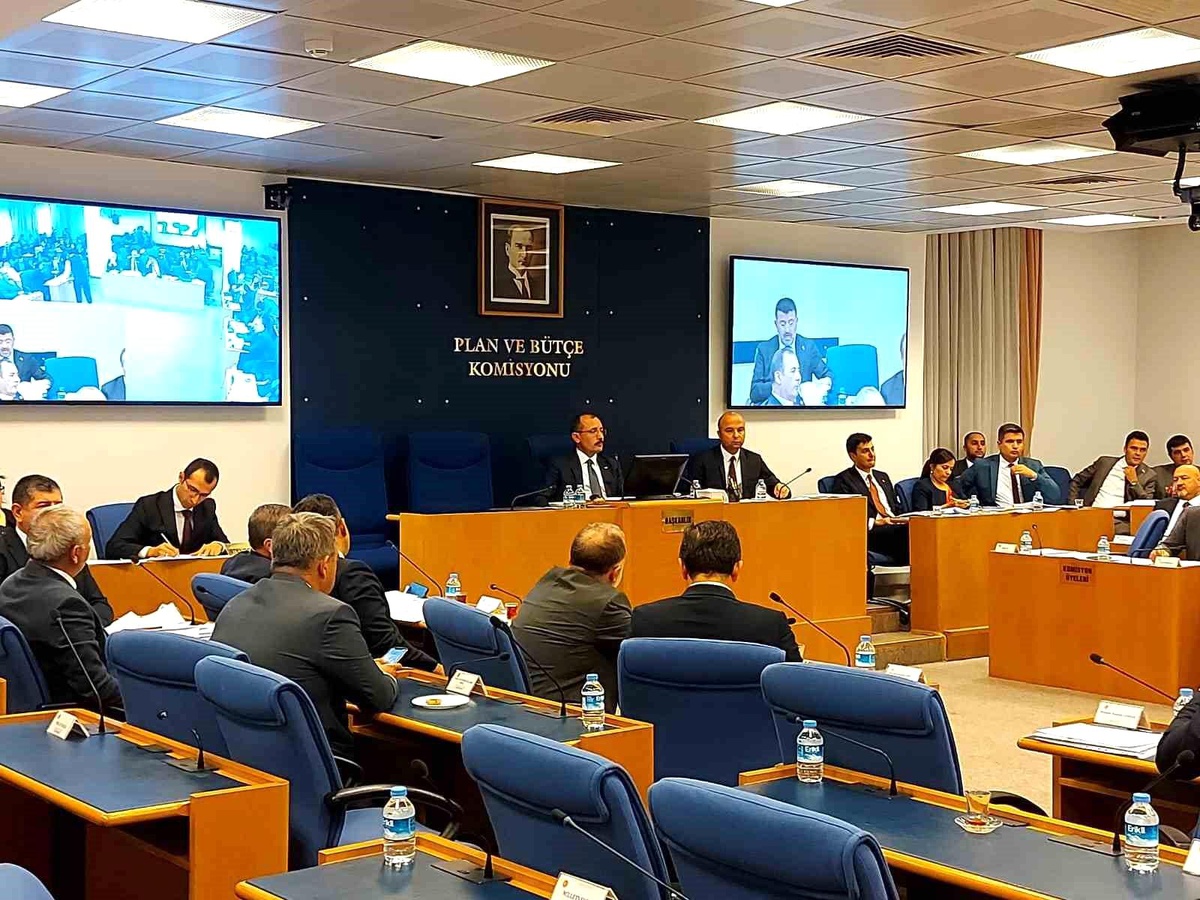 TBMM Plan ve Bütçe Komisyonu\'nda \'Emeklilere Bir Defaya Mahsus 5 bin lira Ödeme Düzenlemesi\' önergesi görüşülerek, torba yasaya eklenmesine karar...
