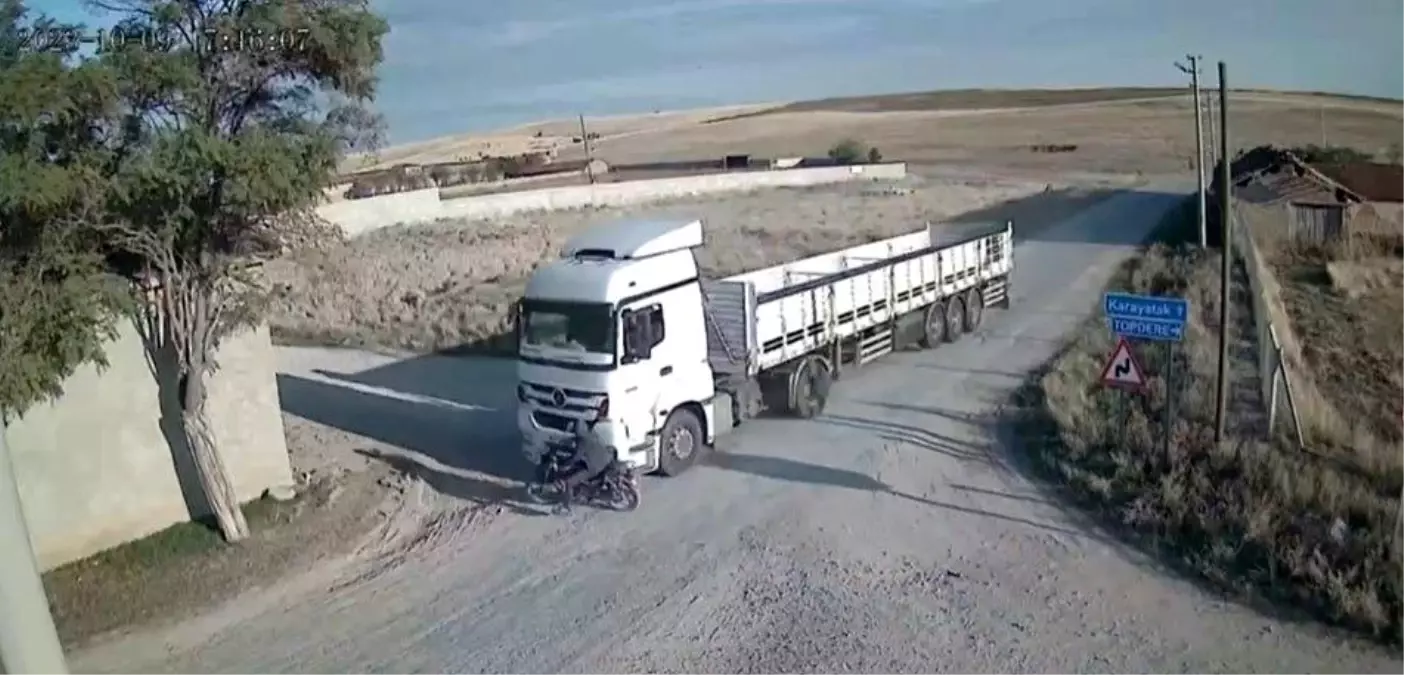 Afyonkarahisar\'da tırın motosiklet sürücüsüne çarpması güvenlik kamerasına yansıdı