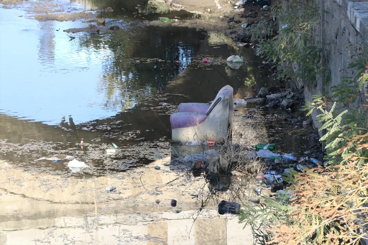 Tunca Nehri\'nde Çöp Kirliliği: Edirne Halkı Temizlik İstiyor