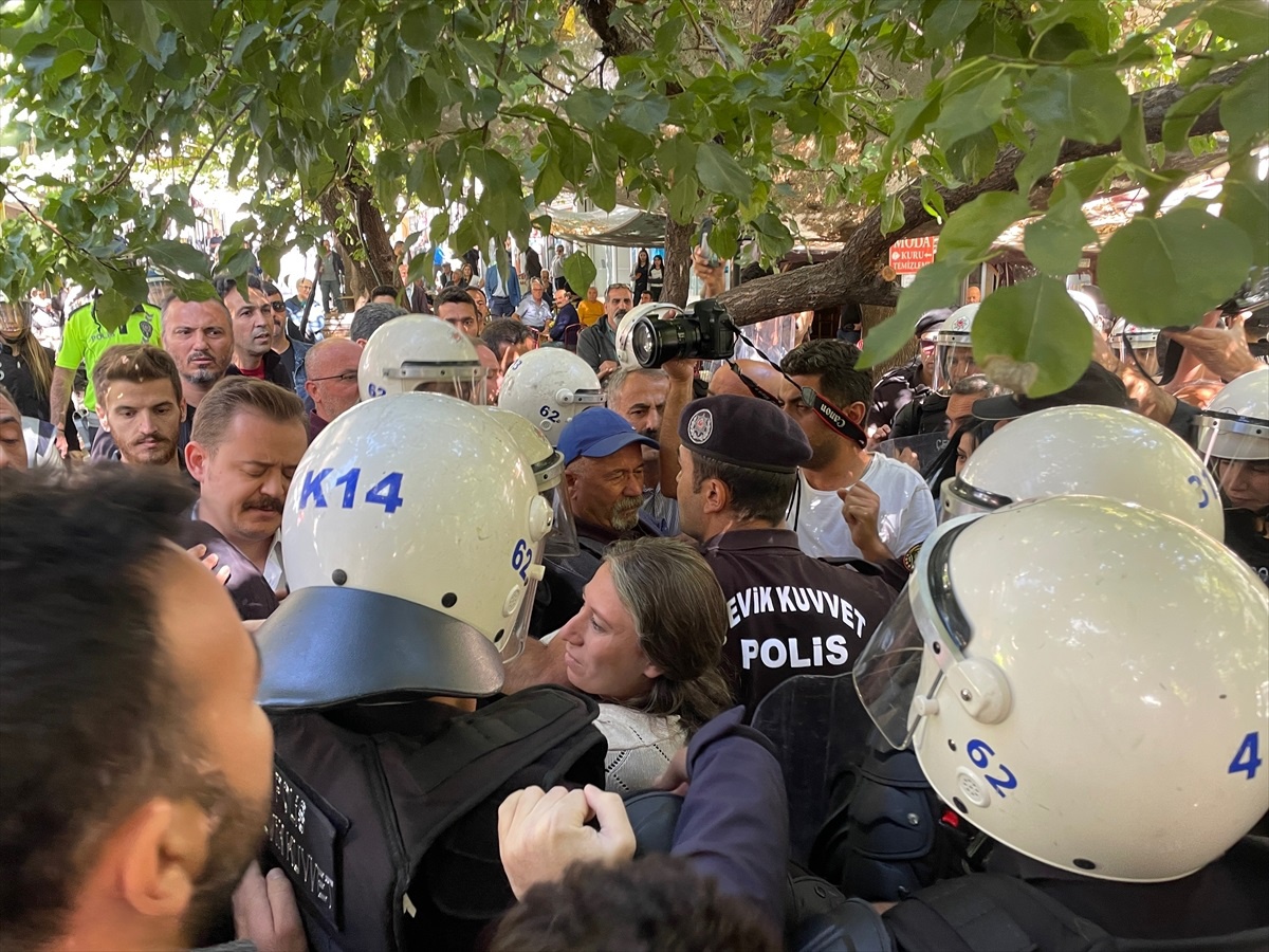 Tunceli\'de izinsiz basın açıklaması yapan gruba polis müdahalesi: 8 gözaltı