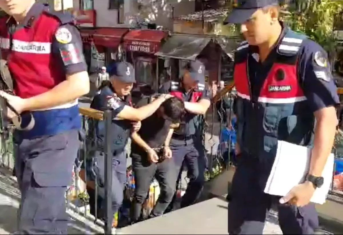 Çanakkale\'de Kendini Jandarma Personeli Olarak Tanıtan Dolandırıcı Tutuklandı