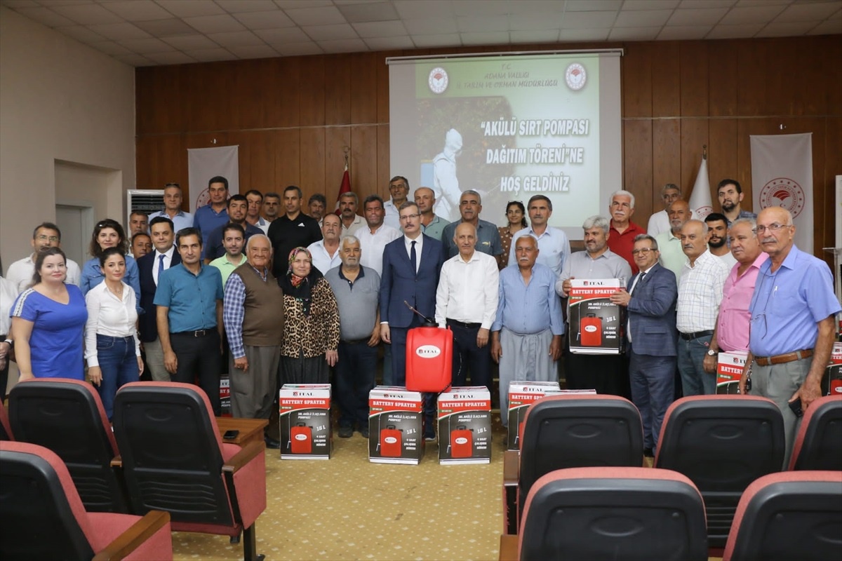 Adana\'da Akdeniz Meyve Sineğiyle Mücadele İçin Üreticilere Akülü Sırt Pompaları Dağıtıldı
