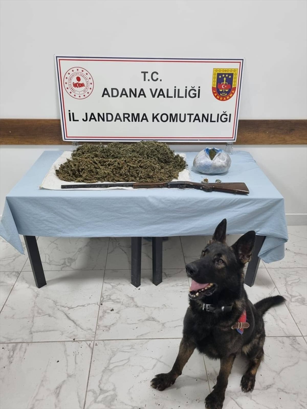 Adana\'da Yiyecek ve İçecek Kutularında Uyuşturucu Operasyonu