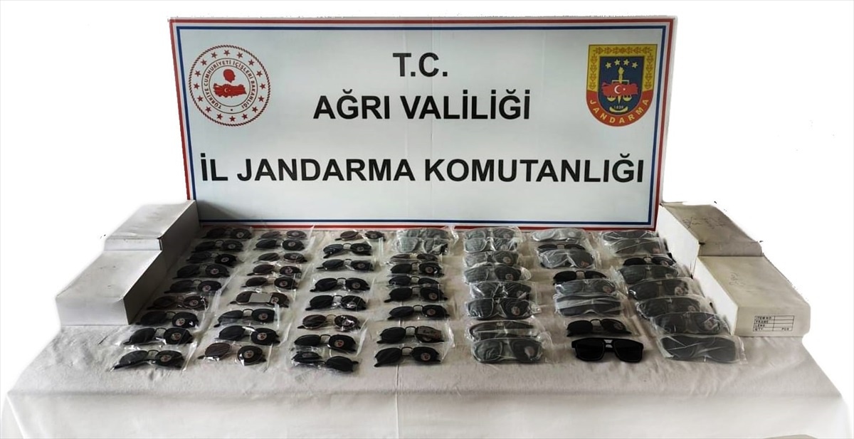 Ağrı\'da Jandarma Ekipleri Tarafından 1000 Gümrük Kaçağı Güneş Gözlüğü Ele Geçirildi