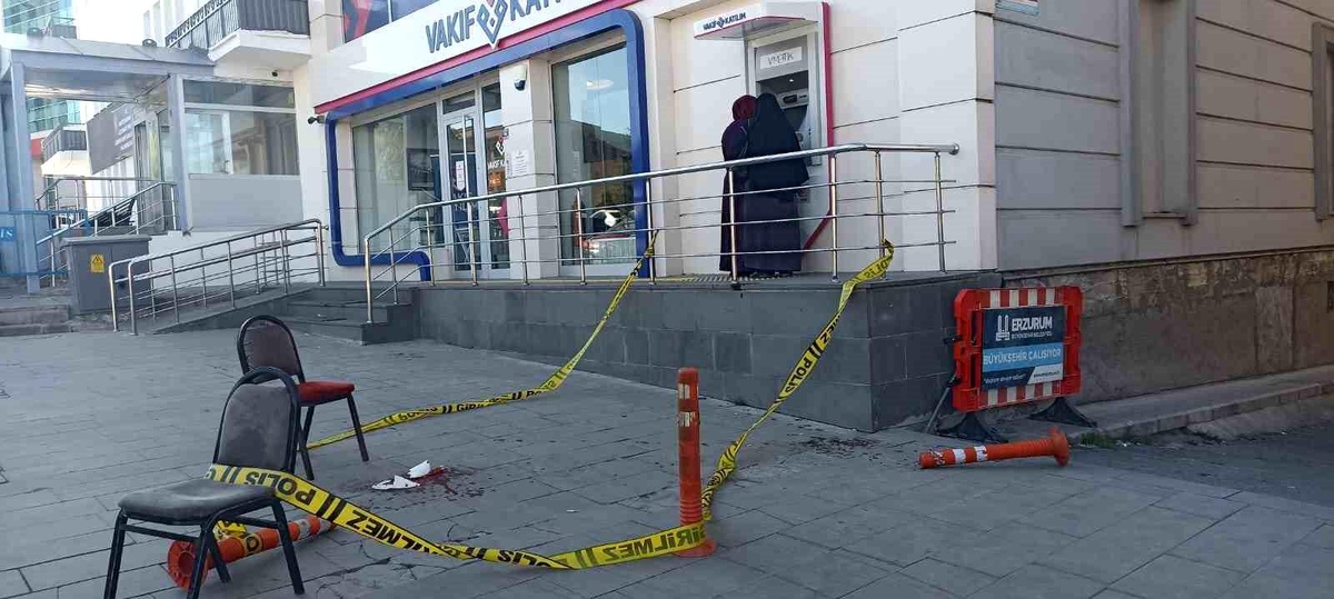Erzurum\'da bir kişi annesiyle gönül ilişkisi olduğunu düşündüğü şahsı bıçakla yaraladı