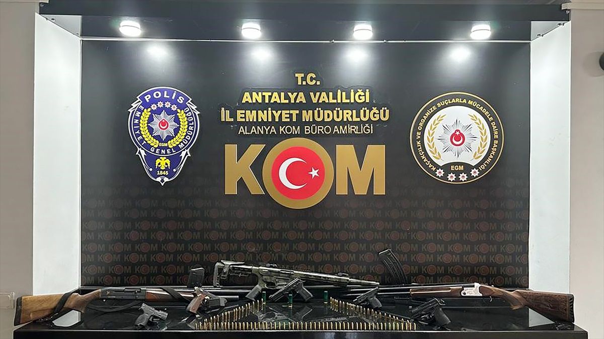 Alanya\'da Kaçakçılık Operasyonu: 6 Tabanca, 3 Av Tüfeği ve 580 Litre Sahte İçki Ele Geçirildi
