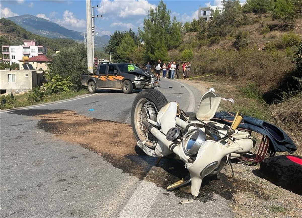 Alanya\'da Motosiklet ile Kamyonet Çarpışması: 1 Ölü, 1 Ağır Yaralı