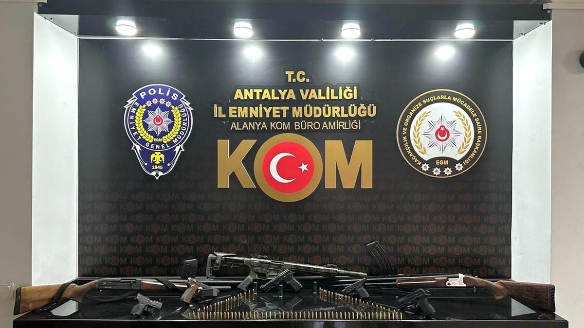 Alanya\'da Kaçakçılık Operasyonu: Silah ve Sahte Alkol Ele Geçirildi