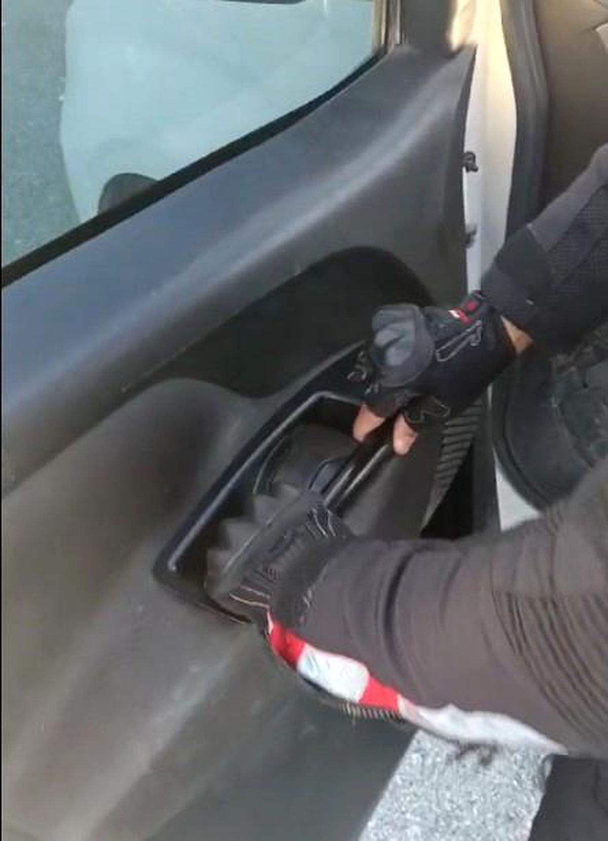 Kastamonu\'da Motosikletli Polislerden Şüpheli Araçta Tabanca Ele Geçirildi