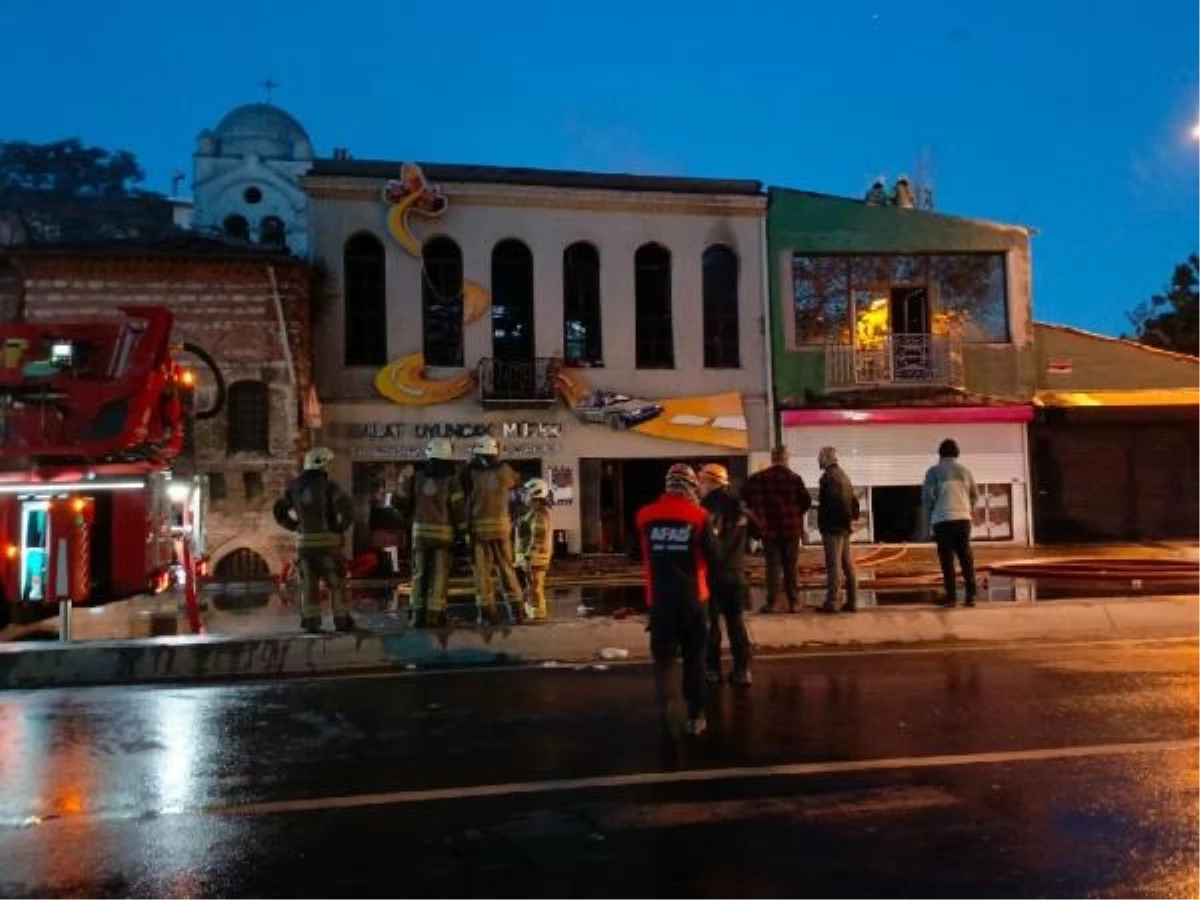 Balat\'ta oyuncak müzesinde yangın